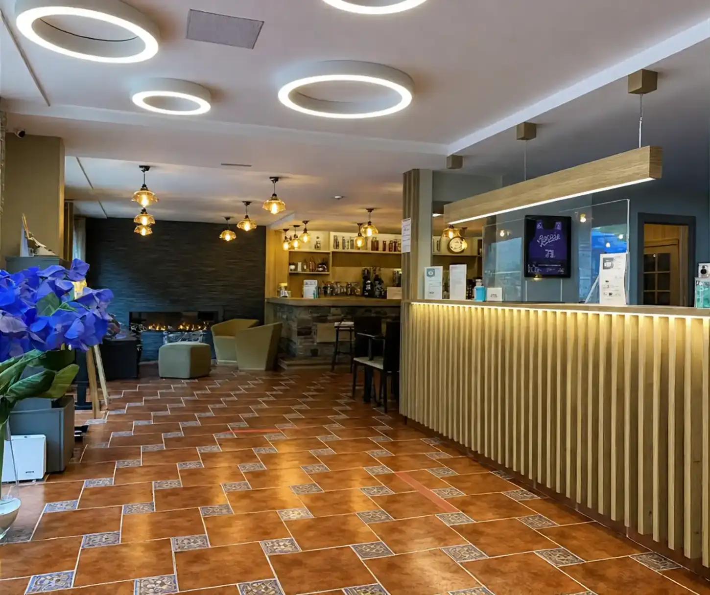 Recepció, bar i zona de restaurant de l'hotel