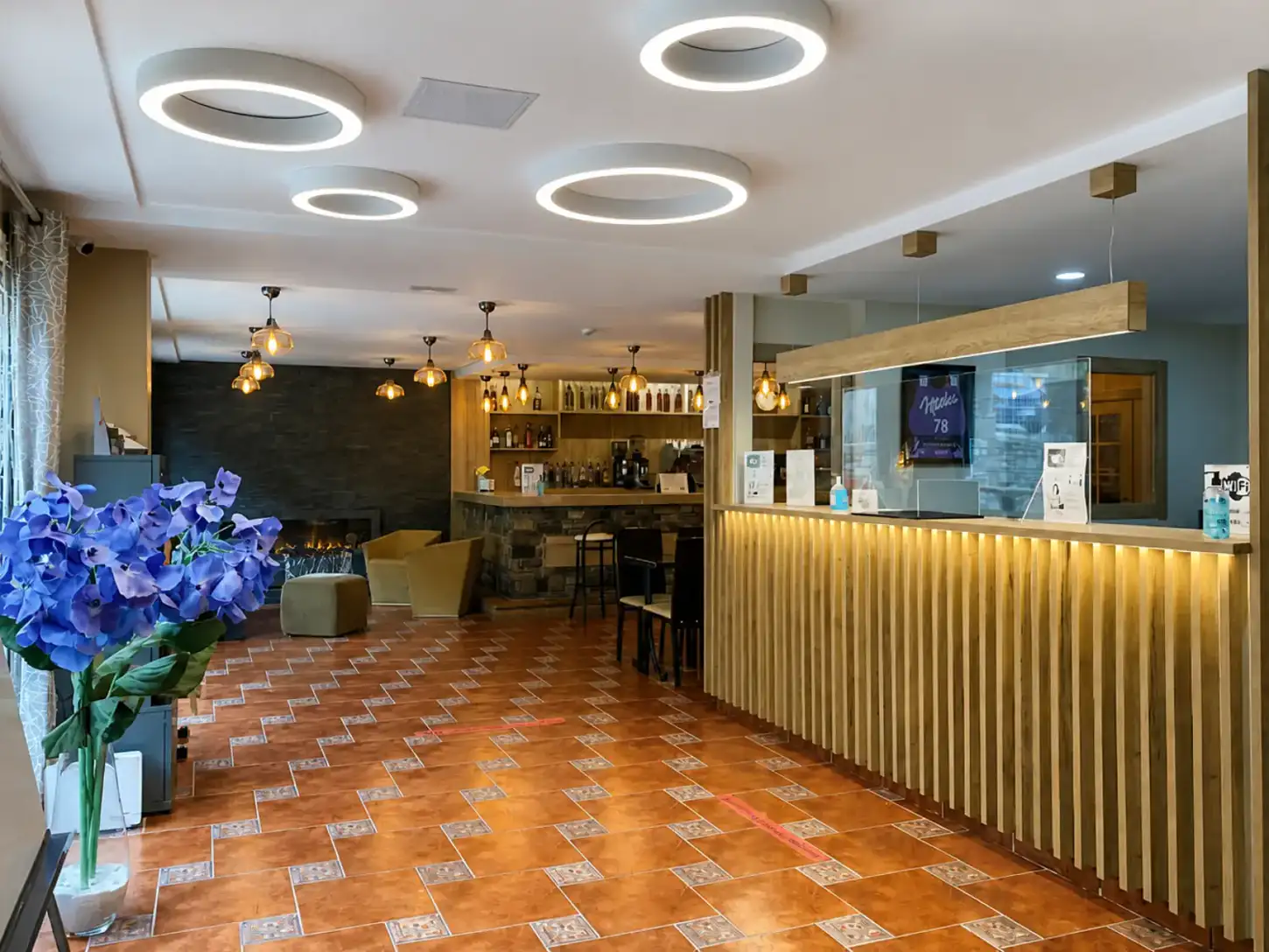 Sala d'estar càlida de l'hotel amb detalls de fusta